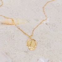 Collier élégant Gemnel Gold avec pendentif pièce en nacre et chaîne satellite