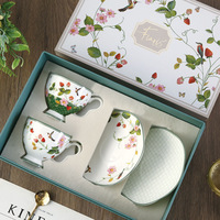 Strawberry Garden Simple Bone China Ensemble de tasses à café à deux tasses Moderne pour la fête Tasse en céramique faite à la main pour le café Cadeau pratique Original