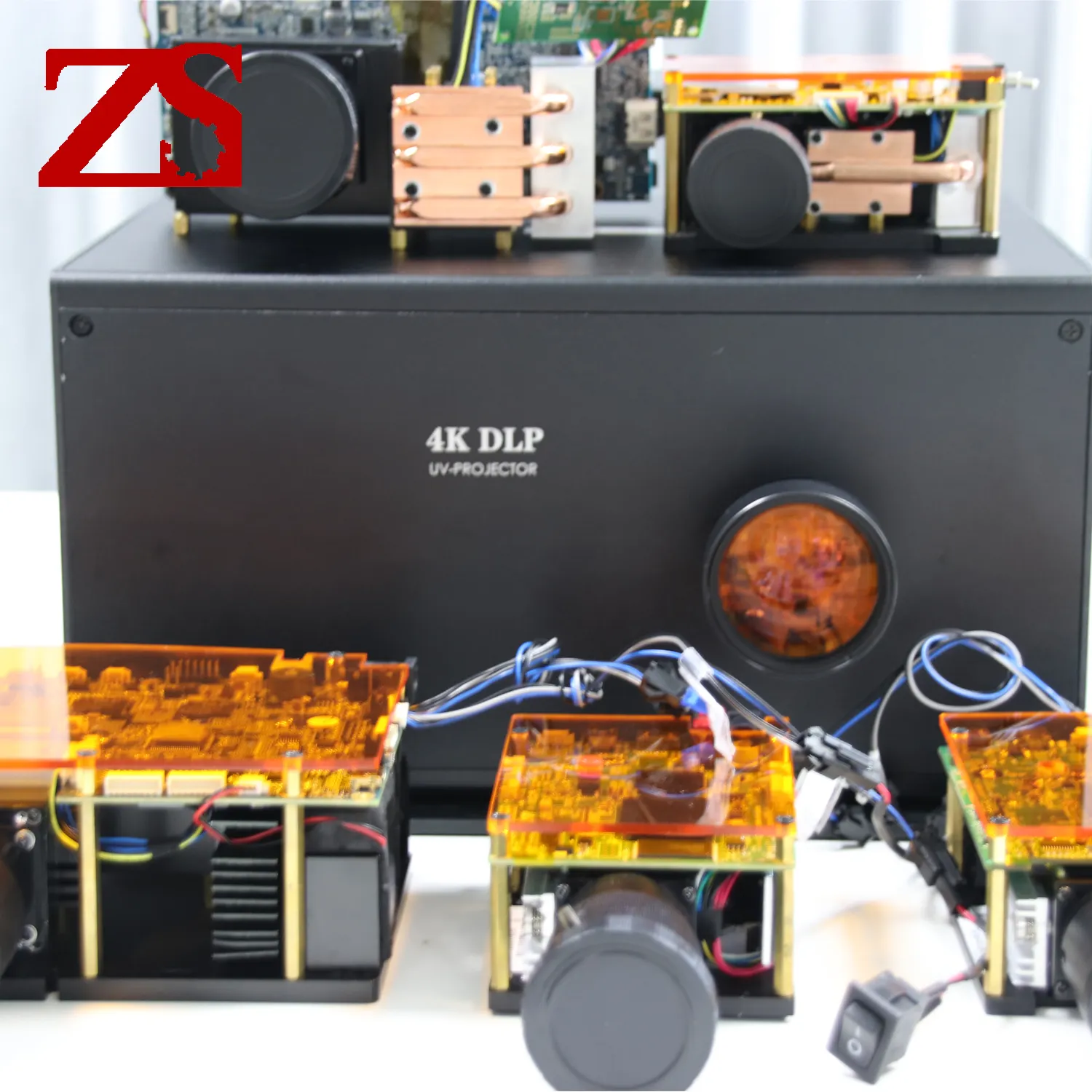 ZS उच्च विपरीत अनुपात 405nm 385nm DLP660TE 4K UHD डीएलपी-आधारित प्रकाश इंजन यूवी प्रकाश प्रोजेक्टर 20W बिजली उत्पादन से DLP9000