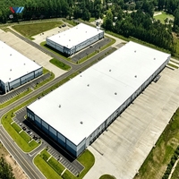 Entrepôt logistique en structure métallique robuste, construction rapide, toit à panneaux solaires, bâtiment de stockage
