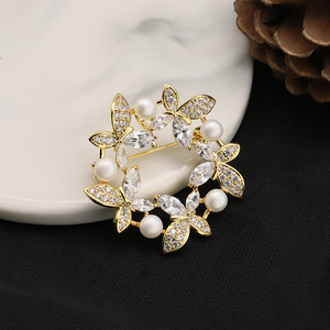 Broche en perles d'eau douce de style décontracté pour jean, manteau, chemise, revers – Accessoire de mode jeune pour usage quotidien - Product Image 1