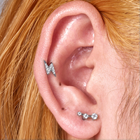 TT Jewelry G23 ASTM F136 Titane Arc 3 CZ Rondes Graduées Labret Stud 16G Fileté Intérieurement à Dos Plat pour Piercing Corporel au Cartilage