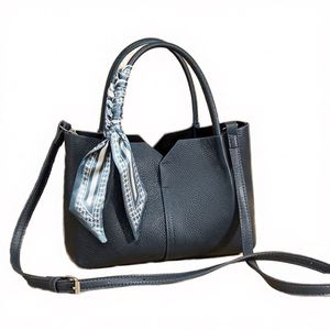 Sac fourre-tout coréen pour femme, grande capacité, style simple, sac à bandoulière polyvalent avec plumes, idéal pour l'internet - Product Image 4