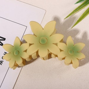 Pinza de Pelo Esmerilada para Mujer, con Tres Flores en Forma de Huevo, Color Sólido, Material Plástico, Perla y PC, para Niñas - Product Image 6