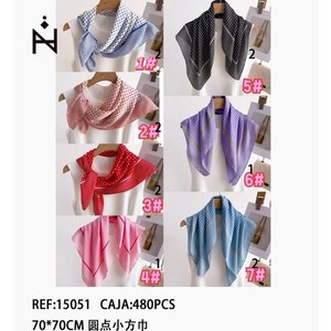 Foulard quadrato a pois 70x70cm, accessorio moda da donna - Product Image 1