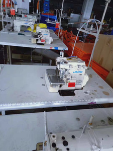 Machine à coudre industrielle surjeteuse JUKI 6704 d'occasion, 3 fils, 1 aiguille, point surjet - Product Image 4