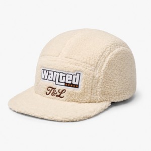 Gorra de Invierno Cálida Unisex T&L OEM Personalizada con Parche de Cuero Vegano, Forro Polar Sherpa y Borde Plano, Ajustable para Exteriores - Product Image 1
