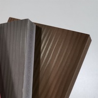 Panneau en mousse PVC texturé imitation bois brun résistant aux UV pour décoration extérieure