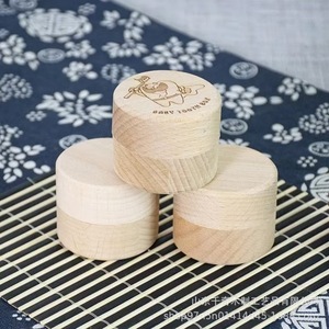 Caja redonda de madera de haya para guardar dientes de leche para niños y niñas, con diseño tallado. - Product Image 4