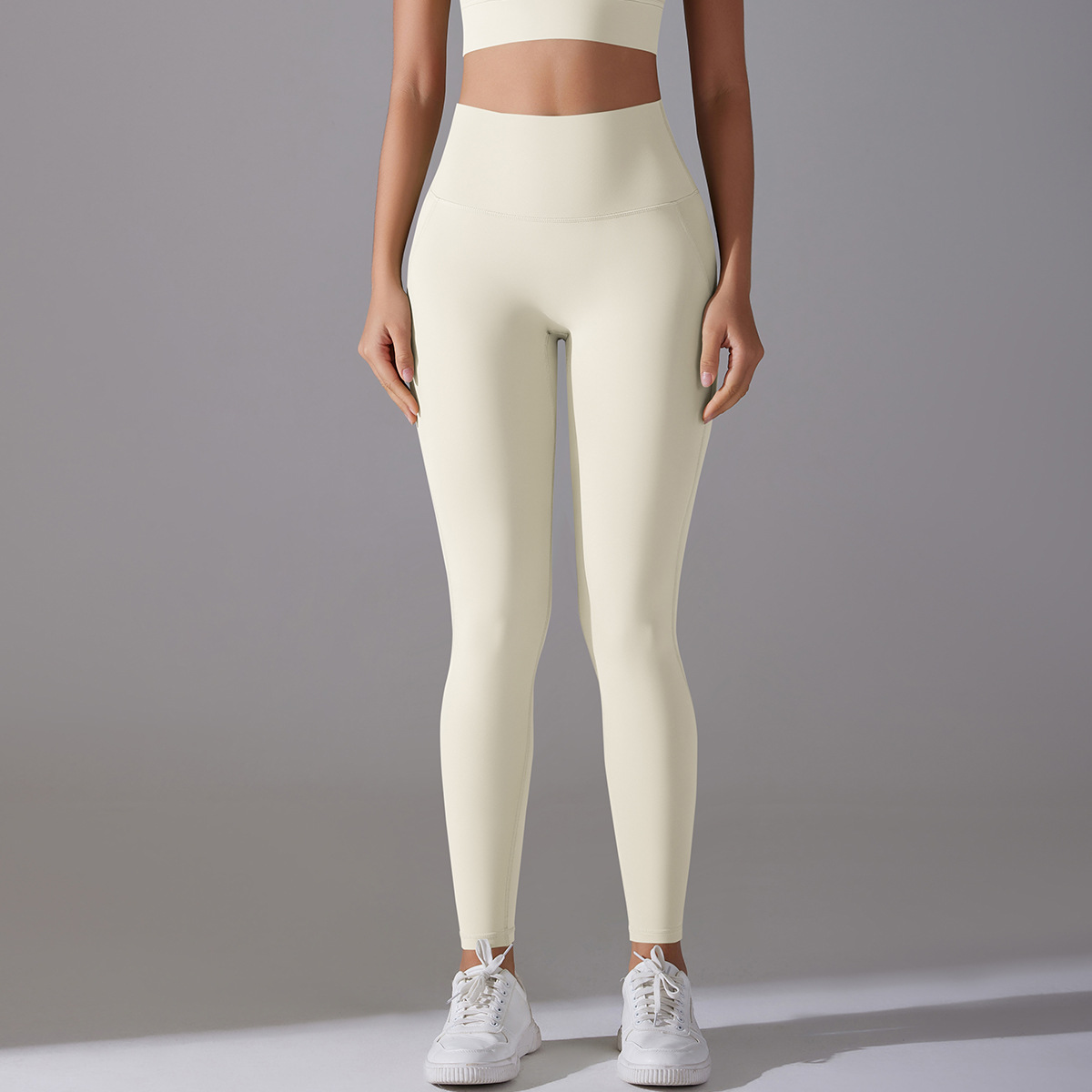 Pantalones color marfil claro.