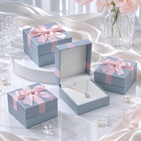 Boîte cadeau de luxe écologique en carton carré avec logo personnalisé et nœud en ruban rose pour bagues, colliers et lunettes