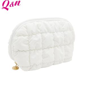 2025 Q & N vente en gros femmes blanc matelassé maquillage organisateur grande capacité sac cosmétique résistant à l'eau fermeture éclair sur le pouce à la mode - Product Image 4