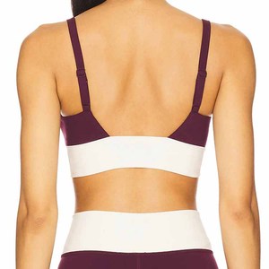 Haut court croisé pour <span class=keywords><strong>femme</strong></span> en polyester effet seconde peau, extensible dans les quatre sens, avec encolure en V et fines bretelles réglables, personnalisable avec logo OEM - Product Image 3