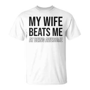 Mi esposa me gana en la lucha por ser genial, camiseta divertida con humor sobre matrimonio para parejas - Product Image 2