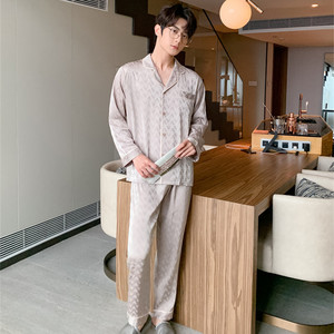 <span class=keywords><strong>2022</strong></span> diseños <span class=keywords><strong>de</strong></span> camisón pijamas <span class=keywords><strong>de</strong></span> manga larga para hombre solapa <span class=keywords><strong>de</strong></span> seda <span class=keywords><strong>de</strong></span> lujo ropa <span class=keywords><strong>de</strong></span> dormir masculina Color sólido Jacquard Casual traje <span class=keywords><strong>de</strong></span> noche al por mayor - Product Image 5