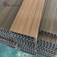 Dalles de terrasse en composite bois-plastique (WPC) à emboîtement, design traditionnel extérieur, surface grain de bois, aspect teck