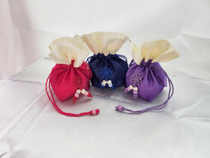 Pochette cadeau carrée premium, pochette cadeau promotionnelle en matériau écologique réutilisable pour l'emballage de bijoux - Product Image 1