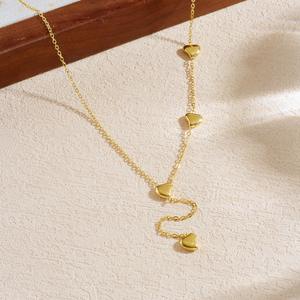 שרשרת שפתיים בצורת טיפה מצופה זהב פשוטה ואופנתית עם תליון בצורת לב שחור ואדום ושרשרת נירוסטה - Product Image 4