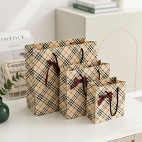 Sac cadeau en papier beige écologique à motif diagonale, ruban à pois, poignée en corde marron, corps en carton, logo personnalisé, vente en gros