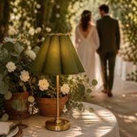 Lámpara de Mesa Inalámbrica con Sensor Táctil, Pantalla Plegable Blanca, Base Dorada, Batería Recargable, Decoración para Bodas y Eventos, Luz para Restaurante