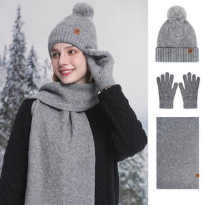 Ensemble bonnet, écharpe et gants d'hiver pour femmes, bonnets en tricot avec pompon, écharpes en tricot - Product Image 1
