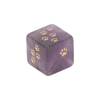 Dés à jouer D6 en quartz rose avec silhouettes et motifs de pattes dorés sur pierre à motifs rose pâle, comme souvenir pour les passionnés de chats