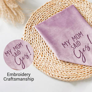 باندانا فاخرة للكلاب مخصصة من القطيفة الناعمة مع تطريز، إكسسوارات للكلاب صيفية أنيقة وقابلة للتنفس يمكن استخدامها على الوجهين - Product Image 3