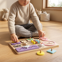Tableau d'activités en bois rose en gros pour enfants : Horloge à lacets, engrenages, labyrinthe coulissant – Jouet de motricité fine et de développement des compétences pour tout-petits