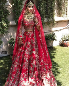 Conjunto de Lehenga de Lujo para Novias, Adornado a Mano con Cuentas de Cristal y Dupatta Pesada - Product Image 5