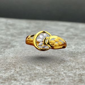 Anillo de Oro de Dos Tonos de Diseño para Mujer, Hermoso Patrón de Trabajo Calado de Hojas, Joyería Ligera de Oro de 22K, Ideal para Uso Diario y Fiestas - Product Image 1
