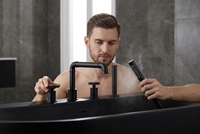 Robinet de baignoire romain 5 pièces en laiton noir mat avec douchette à main et fixation sur le rebord de la baignoire