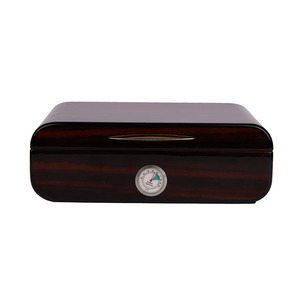 Humidor de Cigarros de Madera Maciza Premium Personalizado con Higrómetro y Revestimiento de Madera - Acabado de Alto Brillo, Asa y Bisagras Metálicas para 25-50 Cigarros - Product Image 1