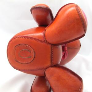 Копилка ручной работы из натуральной коровьей кожи в классическом стиле с цветочным узором и элементами народного искусства, в виде кролика — декоративное украшение для дома, праздничный сувенир (Зодиакальный Кролик) - Product Image 3