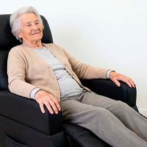 Fauteuil élévateur électrique avec poignée, fauteuil inclinable et releveur orthopédique, noir KMINA - Product Image 4