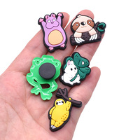 Sortiment aléatoire de 100 pièces de décorations pour chaussures en PVC souple, accessoires de bricolage, boucles de chaussures mignonnes et kawaii de dessin animé