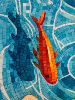 Seni Mural Mosaik Kaca Buatan Tangan Khusus Desain Ikan Koi untuk Dekorasi Dinding Interior Kolam Renang Hotel Villa