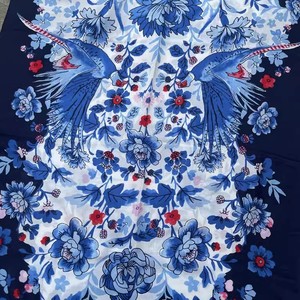 Châle personnalisé imprimé bleu et blanc fleurs Design imprimé doux <span class=keywords><strong>soie</strong></span> Tencel mélange tissu longue écharpe étole châle pour les femmes - Product Image 2