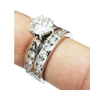 Conjunto de Joyería Nupcial Q139, Anillo de Compromiso de Oro Sólido de 18K con Diamantes Redondos, Conjunto de Anillos de Boda para Mujer con Engaste de Garras - Product Image 5