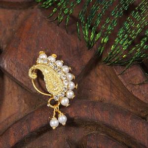 Elegante Anillo de Nariz Chapado en Oro con Perlas y Flores, Joyería de Cobre Nath Nathani para Mujer, Ideal para Festivales Tradicionales - Product Image 1