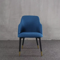 Chaise de salle à manger commerciale en tissu velours bleu, moderne et élégante, avec accoudoirs rembourrés, pour restaurant, hôtel, café, extérieur et salon.