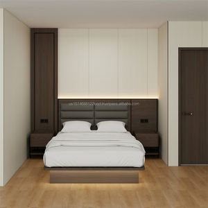 Ensemble de meubles de chambre à coucher pour hôtel 3 étoiles, lit plateforme moderne en bois avec tête de lit capitonnée, tables de chevet, armoire et meuble TV - Product Image 1