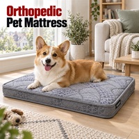 Matelas orthopédique pour chien avec plusieurs choix de tailles et matelassage arrondi sur un profil bas en tissu gris