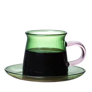 Toptan isıya dayanıklı renkli borosilikat içecek bardağı kupa ve altlık cam Cappuccino çay kahve servis fincan seti