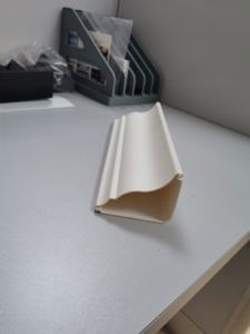 Plateau de couverture de câble de conduit d'angle blanc Moulure de couronne en PVC - Product Image 4