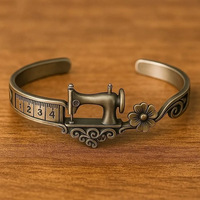 En gros, Ensemble de bracelets et bagues sur le thème de la machine à coudre
