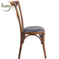 Chaise en métal Hangmei HM-36 moderne à dossier croisé, finition grain de bois, avec coussin haute densité pour usage hôtelier (vente en gros)