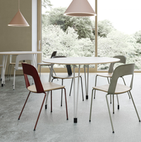 Chaise de salle à manger empilable contemporaine avec dossier en PP et pieds en métal, conforme aux normes ANSI/BIFMA, pour la maison, le bureau, l'appartement et les salles à manger