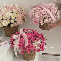 Vente en gros de paniers de fleurs tissées en herbe Seau à étreindre Bouquet de roses à main Arrangement décoratif de fleurs fraîches