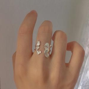 Bague en argent sterling S925, feuille de ginkgo, design de niche, série forêt, fraîche, irrégulière, personnalité, bague d'index froide - Product Image 1