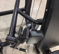 Machine à curls assis multifonctionnelle en acier robuste et écologique pour entraînement en salle de sport